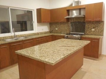 Casa con 4 recámaras y alberca, en venta, Fraccionamiento Montebello