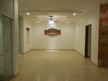Casa con 4 recámaras y alberca, en venta, Fraccionamiento Montebello