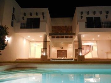 Casa con 4 recámaras y alberca, en venta, Fraccionamiento Montebello