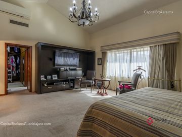 Residencia de Lujo en Venta en Colinas de San Javier, con Alberca