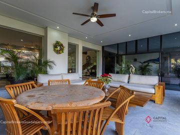 Residencia de Lujo en Venta en Colinas de San Javier, con Alberca
