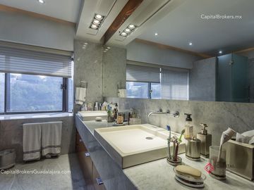 Residencia de Lujo en Venta en Colinas de San Javier, con Alberca