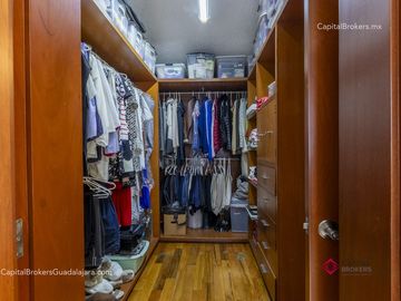Residencia de Lujo en Venta en Colinas de San Javier, con Alberca