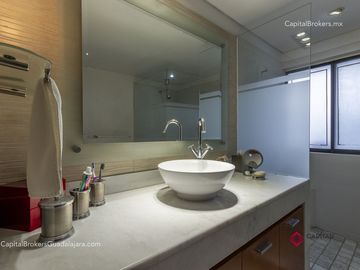 Residencia de Lujo en Venta en Colinas de San Javier, con Alberca