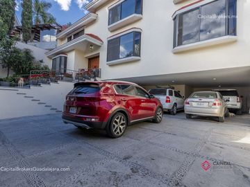 Residencia de Lujo en Venta en Colinas de San Javier, con Alberca
