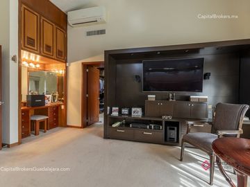 Residencia de Lujo en Venta en Colinas de San Javier, con Alberca