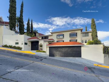 Residencia de Lujo en Venta en Colinas de San Javier, con Alberca