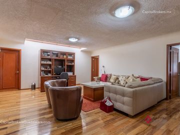 Residencia de Lujo en Venta en Colinas de San Javier, con Alberca