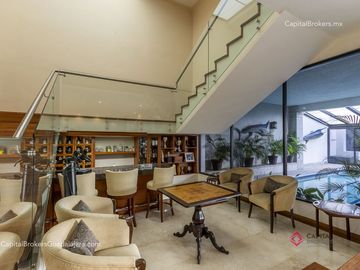Residencia de Lujo en Venta en Colinas de San Javier, con Alberca