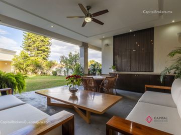 Residencia de Lujo en Venta en Colinas de San Javier, con Alberca