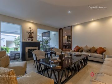 Residencia de Lujo en Venta en Colinas de San Javier, con Alberca