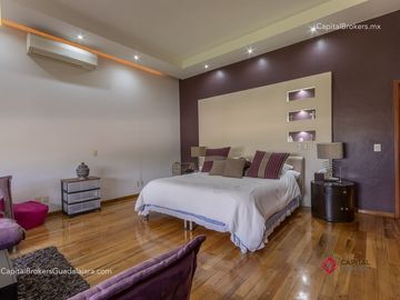 Residencia de Lujo en Venta en Colinas de San Javier, con Alberca
