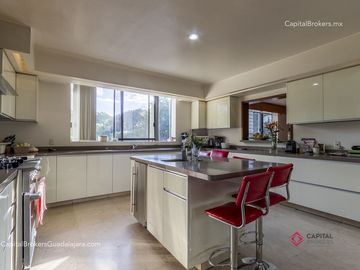 Residencia de Lujo en Venta en Colinas de San Javier, con Alberca
