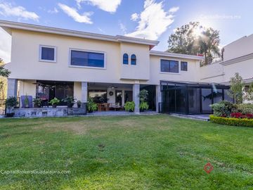 Residencia de Lujo en Venta en Colinas de San Javier, con Alberca