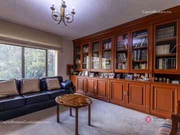 Residencia de Lujo en Venta en Colinas de San Javier, con Alberca