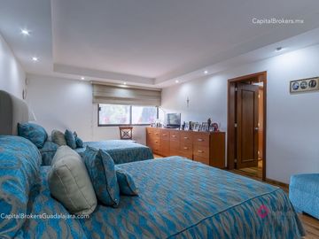 Residencia de Lujo en Venta en Colinas de San Javier, con Alberca