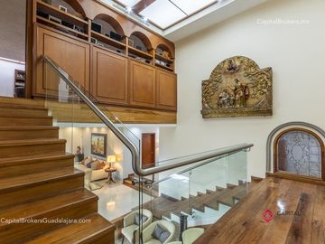 Residencia de Lujo en Venta en Colinas de San Javier, con Alberca