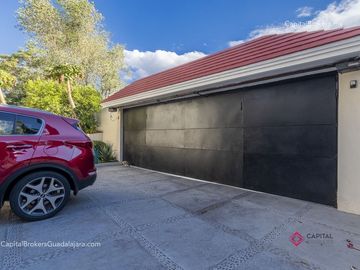 Residencia de Lujo en Venta en Colinas de San Javier, con Alberca