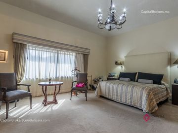 Residencia de Lujo en Venta en Colinas de San Javier, con Alberca