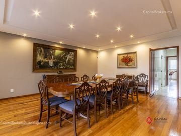 Residencia de Lujo en Venta en Colinas de San Javier, con Alberca