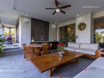 Residencia de Lujo en Venta en Colinas de San Javier, con Alberca