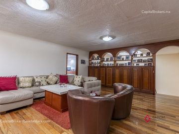 Residencia de Lujo en Venta en Colinas de San Javier, con Alberca
