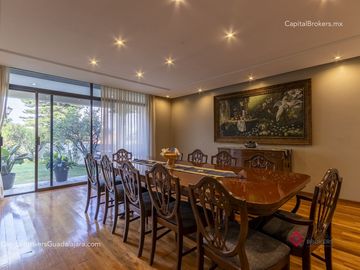 Residencia de Lujo en Venta en Colinas de San Javier, con Alberca