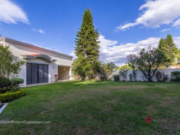 Residencia de Lujo en Venta en Colinas de San Javier, con Alberca