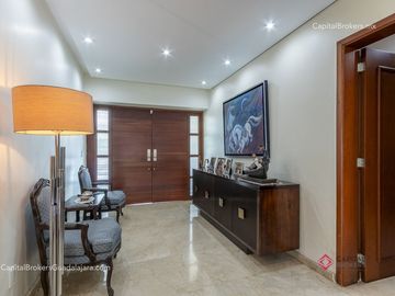 Residencia de Lujo en Venta en Colinas de San Javier, con Alberca