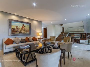 Residencia de Lujo en Venta en Colinas de San Javier, con Alberca