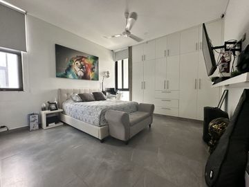 Casa con paneles solares, 3 recámaras y alberca en Privada Arborea