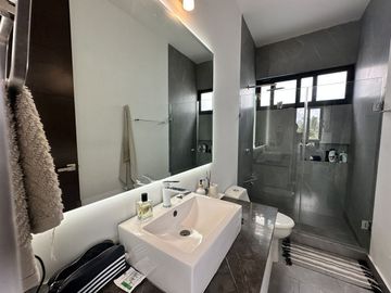 Casa con paneles solares, 3 recámaras y alberca en Privada Arborea