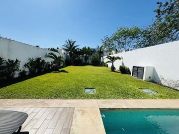 Casa con paneles solares, 3 recámaras y alberca en Privada Arborea