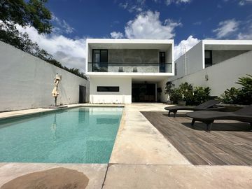 Casa con paneles solares, 3 recámaras y alberca en Privada Arborea