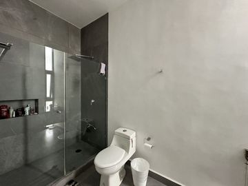 Casa con paneles solares, 3 recámaras y alberca en Privada Arborea