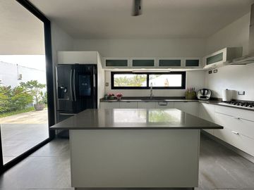Casa con paneles solares, 3 recámaras y alberca en Privada Arborea