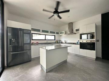 Casa con paneles solares, 3 recámaras y alberca en Privada Arborea