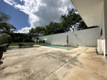 Casa con paneles solares, 3 recámaras y alberca en Privada Arborea