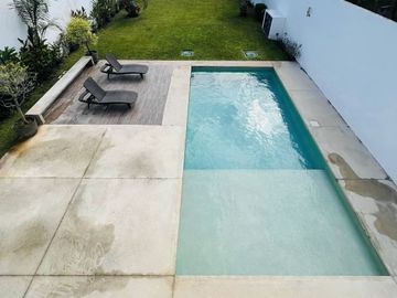 Casa con paneles solares, 3 recámaras y alberca en Privada Arborea