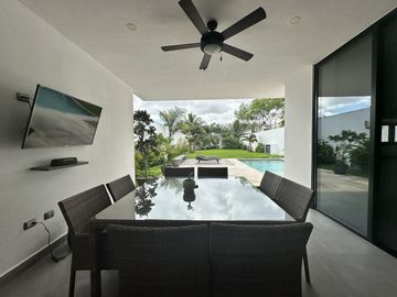 Casa con paneles solares, 3 recámaras y alberca en Privada Arborea