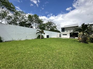 Casa con paneles solares, 3 recámaras y alberca en Privada Arborea