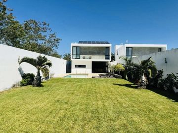 Casa con paneles solares, 3 recámaras y alberca en Privada Arborea