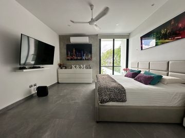 Casa con paneles solares, 3 recámaras y alberca en Privada Arborea