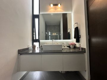 Casa con paneles solares, 3 recámaras y alberca en Privada Arborea