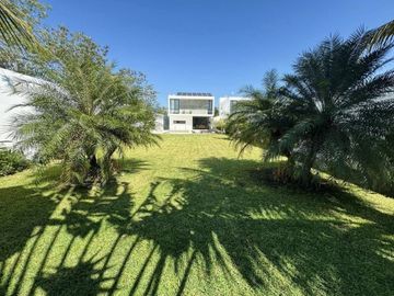 Casa con paneles solares, 3 recámaras y alberca en Privada Arborea