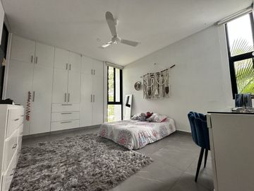 Casa con paneles solares, 3 recámaras y alberca en Privada Arborea
