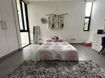 Casa con paneles solares, 3 recámaras y alberca en Privada Arborea