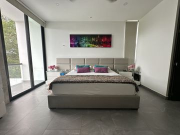 Casa con paneles solares, 3 recámaras y alberca en Privada Arborea