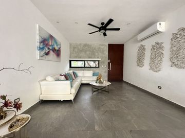 Casa con paneles solares, 3 recámaras y alberca en Privada Arborea