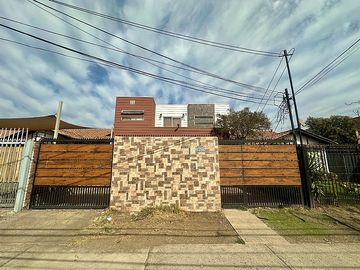 SE VENDE AMPLIA Y LUMINOSA CASA  / 6D / 3B /  2E / MACUL